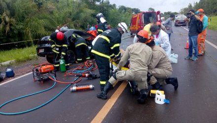 Mulher ficou presa às ferragens e foi retirada pelo Corpo de Bombeiros. — Foto: Corpo de Bombeiros/Divulgação.