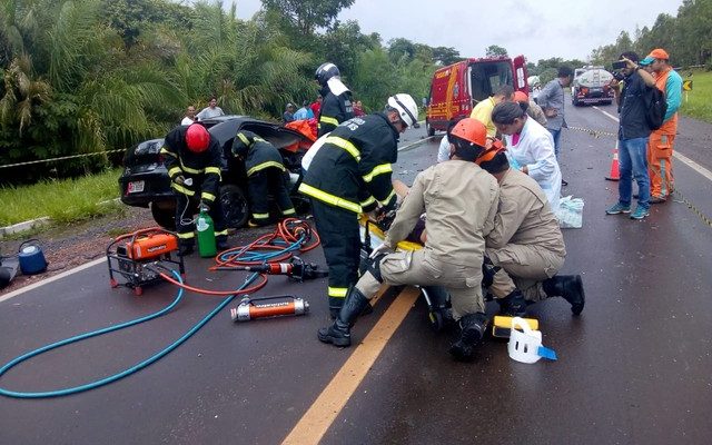 Mulher ficou presa às ferragens e foi retirada pelo Corpo de Bombeiros. — Foto: Corpo de Bombeiros/Divulgação.