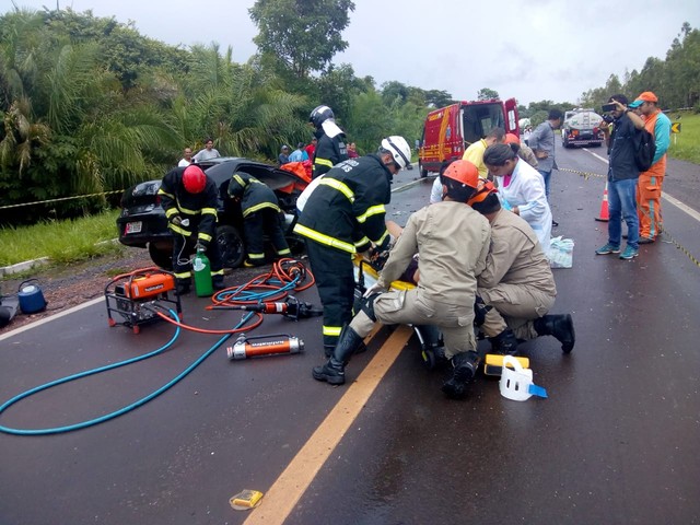 Mulher ficou presa às ferragens e foi retirada pelo Corpo de Bombeiros. — Foto: Corpo de Bombeiros/Divulgação.