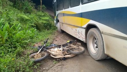 Moto de André Luis e ônibus que o matou em São Bernardo do Campo — Foto: Andreia Vitorino da Silva/Arquivo Pessoal.