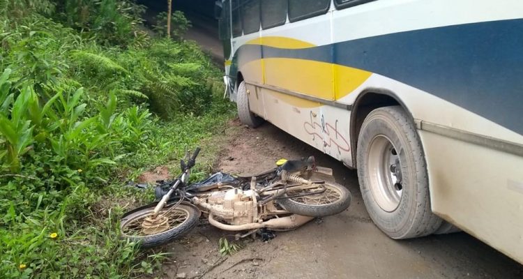 Moto de André Luis e ônibus que o matou em São Bernardo do Campo — Foto: Andreia Vitorino da Silva/Arquivo Pessoal.