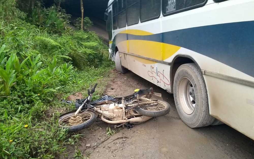 Moto de André Luis e ônibus que o matou em São Bernardo do Campo — Foto: Andreia Vitorino da Silva/Arquivo Pessoal.
