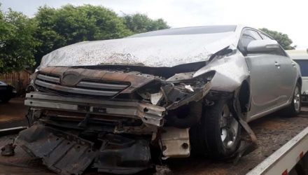 Toyota Corolla dirigido pelo vereador teve toda sua frente destruída no acidente provocado por ele. Foto: MANOEL MESSIAS/Agência