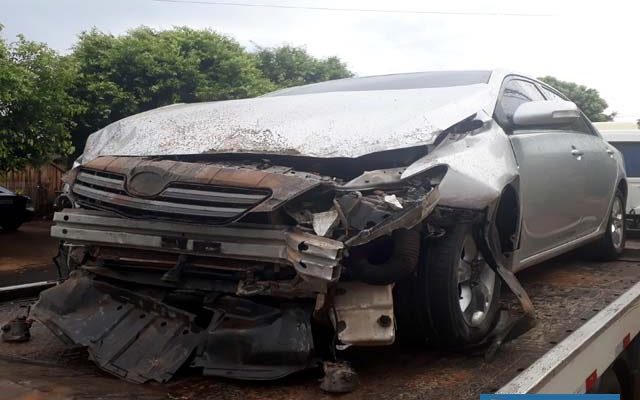 Toyota Corolla dirigido pelo vereador teve toda sua frente destruída no acidente provocado por ele. Foto: MANOEL MESSIAS/Agência