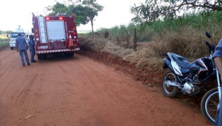 Queda acidental do casal aconteceu na estrada vicinal (terra), que passa em frente da usina de reciclagem de lixo do município. Foto: MANOEL MESSIAS/Agência