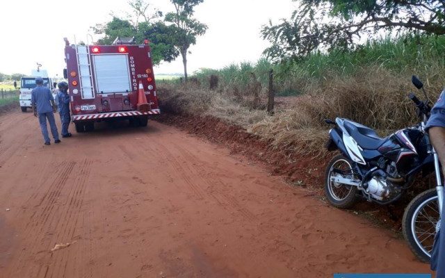 Queda acidental do casal aconteceu na estrada vicinal (terra), que passa em frente da usina de reciclagem de lixo do município. Foto: MANOEL MESSIAS/Agência