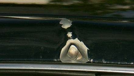 Carro atingido por bala durante troca de tiro após tentativa de assalto na Zona Sul de SP — Foto: Reprodução/TV Globo.