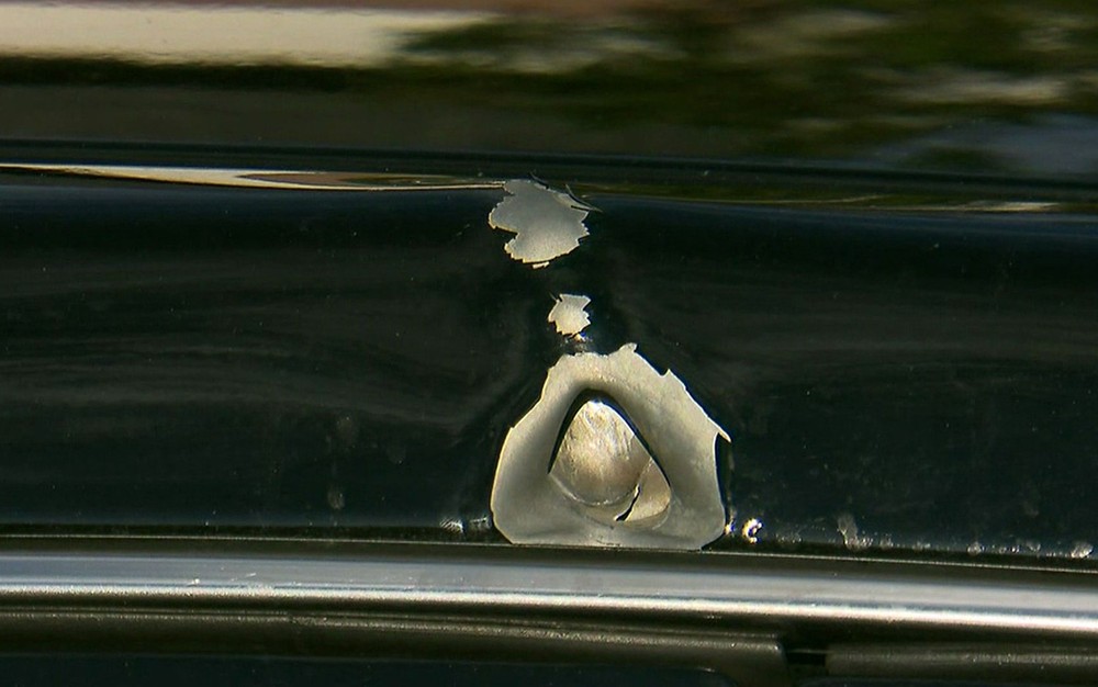Carro atingido por bala durante troca de tiro após tentativa de assalto na Zona Sul de SP — Foto: Reprodução/TV Globo.