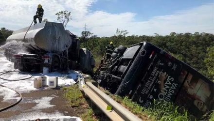 Bombeiros trabalham em local de acidente com ônibus que levava equipe da cantora Yasmin Santos — Foto: Polícia Rodoviária Federal/Divulgação