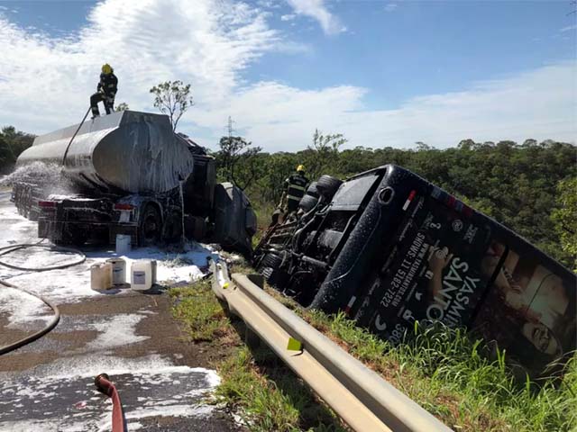 Bombeiros trabalham em local de acidente com ônibus que levava equipe da cantora Yasmin Santos — Foto: Polícia Rodoviária Federal/Divulgação