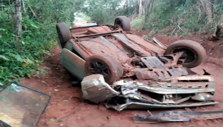 VW Parati estava capotada na estrada vicinal que liga os municípios de Andradina/Nova Independência, próximo do córrego Moinho. Foto: MANOEL MESSIAS/Agência