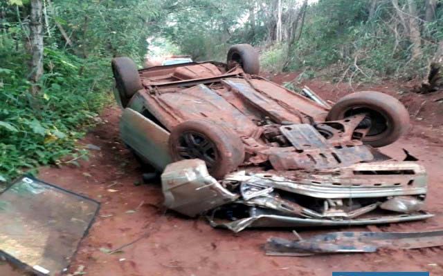 VW Parati estava capotada na estrada vicinal que liga os municípios de Andradina/Nova Independência, próximo do córrego Moinho. Foto: MANOEL MESSIAS/Agência