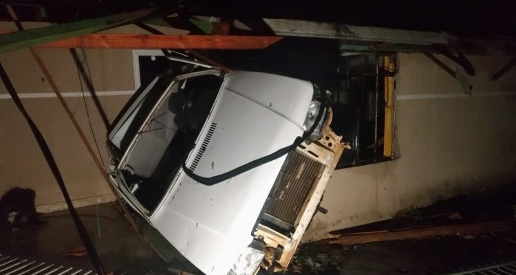 O vendaval destruiu casas e chegou a arrastar um carro na noite de sexta-feira (30), em Itaperuçu — Foto: Tony Mattoso/RPC.