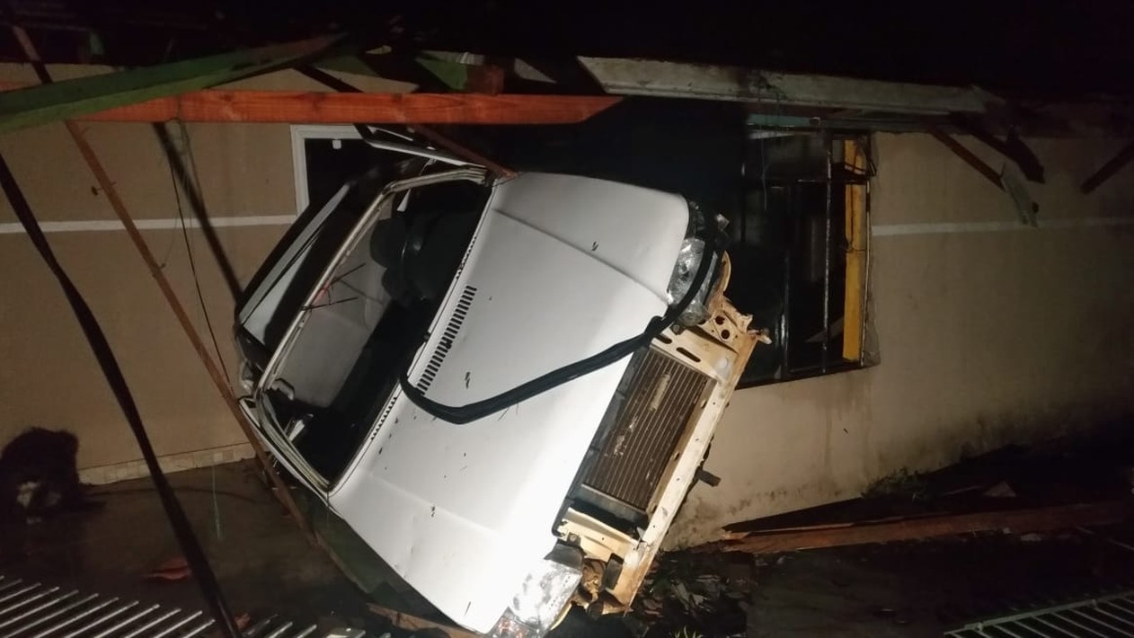 O vendaval destruiu casas e chegou a arrastar um carro na noite de sexta-feira (30), em Itaperuçu — Foto: Tony Mattoso/RPC.