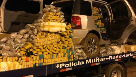 Carro estava lotado de drogas em MS — Foto: PMR/Divulgação.