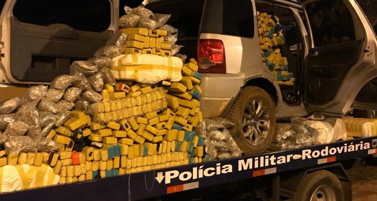 Carro estava lotado de drogas em MS — Foto: PMR/Divulgação.