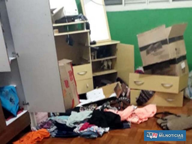 Casa foi toda revirada pelo ladrão, de onde levou TV, liquidificador, roupas. Até o micro-ondas seria levado pelo ladrão. Fotos: DIVULGAÇÃO