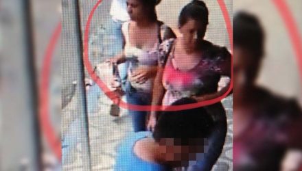 Mulheres são flagradas furtando brinquedos de caixa coletora deixada em uma loja do centro de Andradina. Fotos: DIVULGAÇÃO