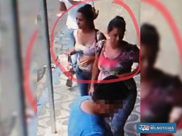 Mulheres são flagradas furtando brinquedos de caixa coletora deixada em uma loja do centro de Andradina. Fotos: DIVULGAÇÃO