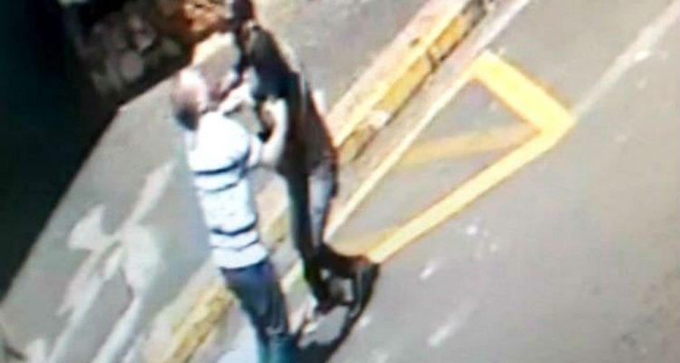 Imagens mostram que vítima e criminoso entraram em luta corporal durante a ação — Foto: Câmeras de segurança/Reprodução.