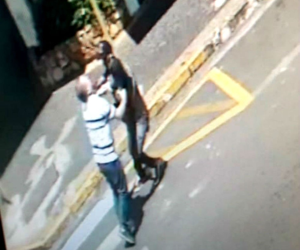 Imagens mostram que vítima e criminoso entraram em luta corporal durante a ação — Foto: Câmeras de segurança/Reprodução.