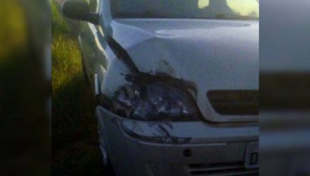 Veículo GM Corsa na cor prata sofreu quebra do farol, além de amassamentos no capô, paralama e parachoque, todos dianteiros, lado direito. Foto: DIVULGAÇÃO