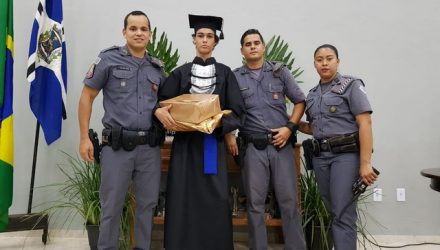 O jovem Gabriel Igor Sabino Girardi, de 15 anos, recebeu a farda em sua formatura do 9º Ano. Fotos: Divulgação