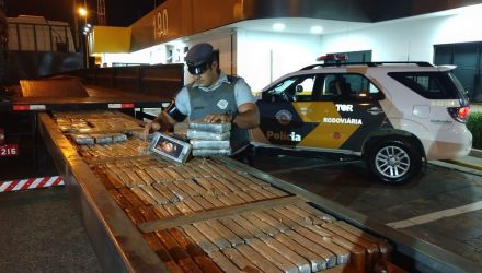 Droga estava escondida em compartimento do caminhão abordado em Lençóis Paulista — Foto: Polícia Rodoviária/Divulgação.