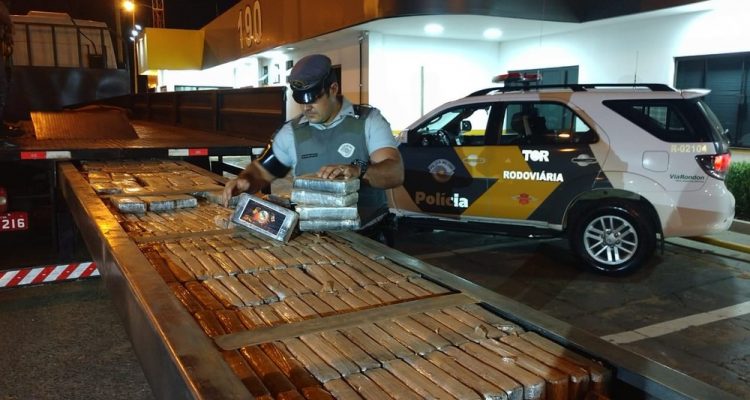 Droga estava escondida em compartimento do caminhão abordado em Lençóis Paulista — Foto: Polícia Rodoviária/Divulgação.