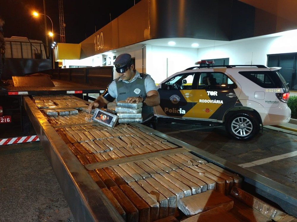 Droga estava escondida em compartimento do caminhão abordado em Lençóis Paulista — Foto: Polícia Rodoviária/Divulgação.