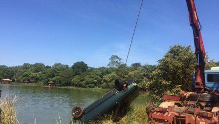 Mesmo perto da margem, bombeiros dizem que profundidade do local chega a seis metros — Foto: Alisson Negrini/ TV TEM.