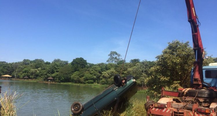 Mesmo perto da margem, bombeiros dizem que profundidade do local chega a seis metros — Foto: Alisson Negrini/ TV TEM.