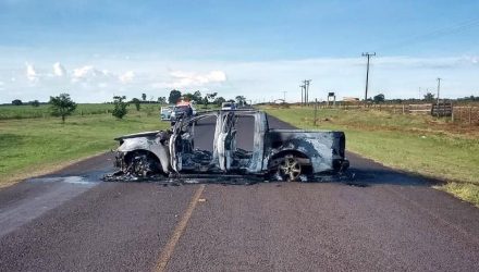 Carro incendiado em Paranhos (MS) foi usado na fuga dos criminosos de Ypehú, no Paraguai — Foto: Polícia Civil de Paranhos/Divulgação.