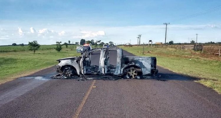 Carro incendiado em Paranhos (MS) foi usado na fuga dos criminosos de Ypehú, no Paraguai — Foto: Polícia Civil de Paranhos/Divulgação.
