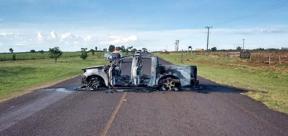 Carro incendiado em Paranhos (MS) foi usado na fuga dos criminosos de Ypehú, no Paraguai — Foto: Polícia Civil de Paranhos/Divulgação.