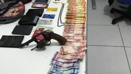 Com os suspeitos foram apreendidos um revólver, seis munições, R$ 1 mil em dinheiro, três celulares e uma bolsa feminina com diversos materiais, correntes e anéis. — Foto: PM-MT/Assessoria.