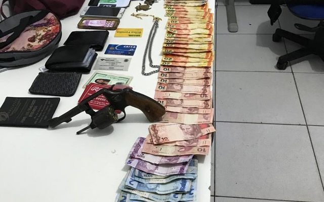 Com os suspeitos foram apreendidos um revólver, seis munições, R$ 1 mil em dinheiro, três celulares e uma bolsa feminina com diversos materiais, correntes e anéis. — Foto: PM-MT/Assessoria.