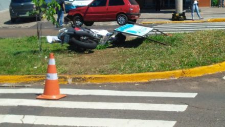 Moto pilotada pelo policial foi parar no canteiro da avenida — Foto: Oswaldo Nóbrega/TV Morena.