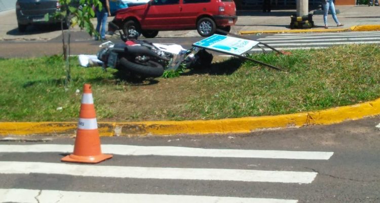 Moto pilotada pelo policial foi parar no canteiro da avenida — Foto: Oswaldo Nóbrega/TV Morena.