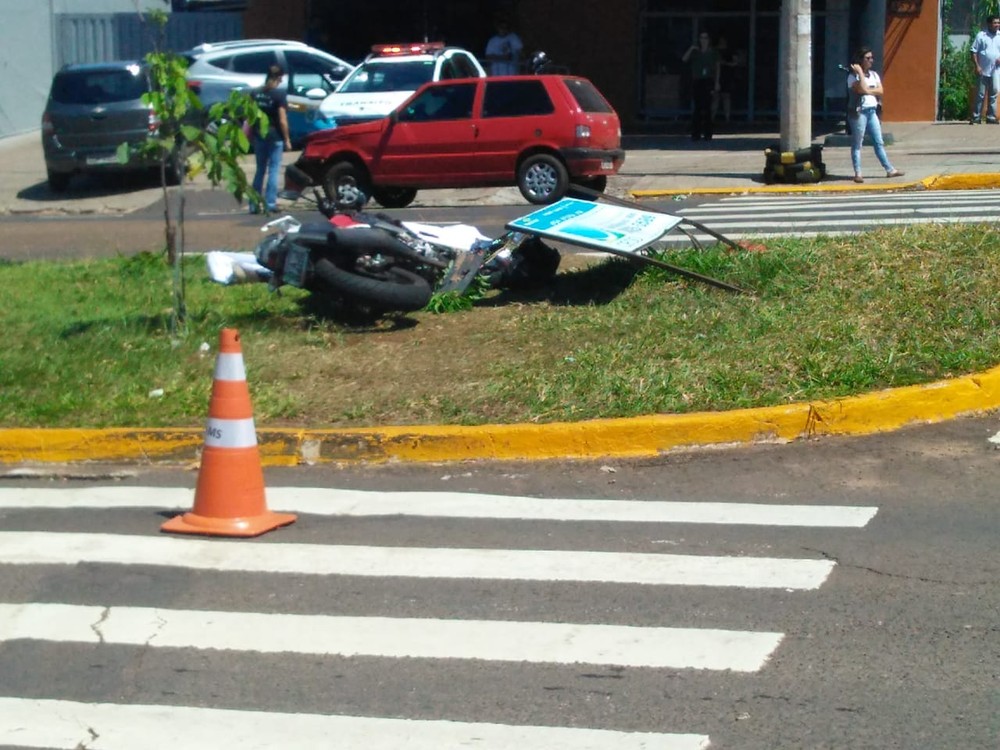 Moto pilotada pelo policial foi parar no canteiro da avenida — Foto: Oswaldo Nóbrega/TV Morena.