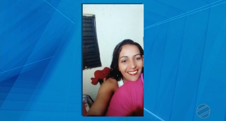 Solange Almeida, de 35 anos, está internada após ser esfaqueada no pescoço — Foto: TVCA/Reprodução.