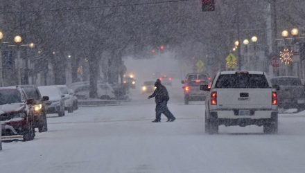 Ruas estavam cobertas de neve e trânsito carregado no centro de Bismarck, em Dakota do Norte — Foto: Tom Stromme/ Associated Press.