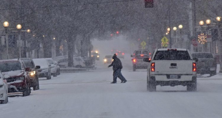 Ruas estavam cobertas de neve e trânsito carregado no centro de Bismarck, em Dakota do Norte — Foto: Tom Stromme/ Associated Press.