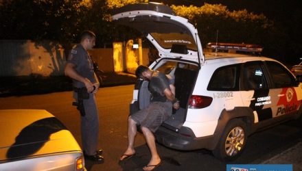 O motorista do Gol, Anderson Rodrigues Luzia, de 31 anos, foi autuado e preso acusado de tráfico de entorpecentes. Foto: MANOEL MESSIAS/Agência