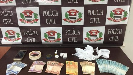 Polícia apreendeu drogas, dinheiro e munições também foram apreendidas. — Foto: Polícia Civil/Divulgação