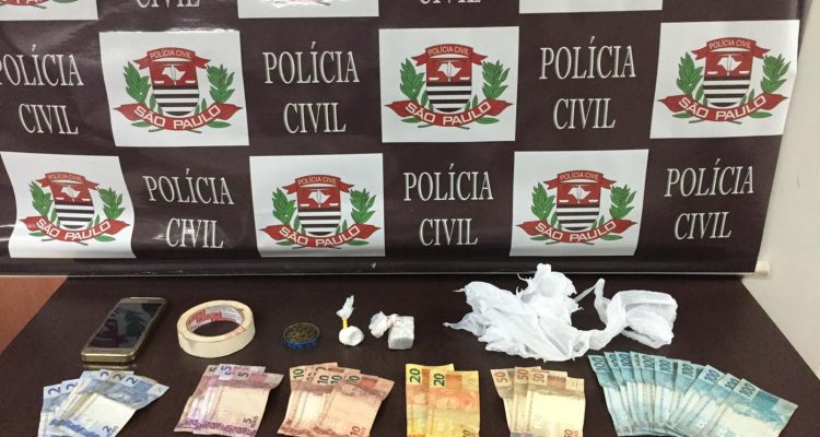 Polícia apreendeu drogas, dinheiro e munições também foram apreendidas. — Foto: Polícia Civil/Divulgação