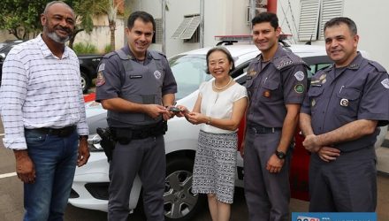 a partir da dir., tenente coronel PM Basílio, tenente PM Caideira, prefeita Tamiko, capitão PM Valdomiro e tenente coronel da reserva da PM Nilo. Foto: Secom/Prefeitura