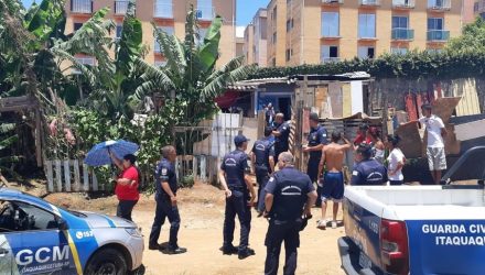 Guarda Municipal de Itaquaquecetuba chegou ao local onde homem era mantido em cativeiro. — Foto: William Tanida/TV Diário.