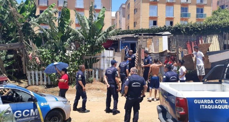 Guarda Municipal de Itaquaquecetuba chegou ao local onde homem era mantido em cativeiro. — Foto: William Tanida/TV Diário.