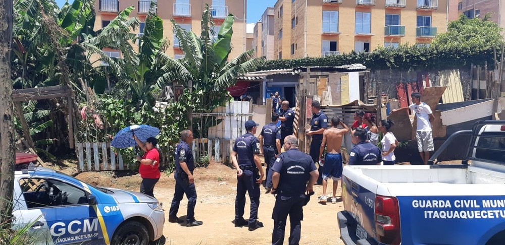 Guarda Municipal de Itaquaquecetuba chegou ao local onde homem era mantido em cativeiro. — Foto: William Tanida/TV Diário.
